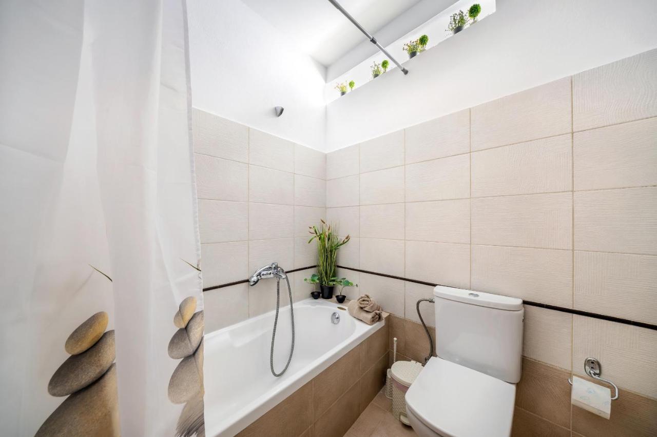Luxury Town Center Apt A2 *